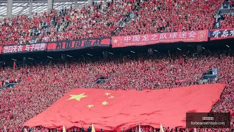 2026年度惊爆：中国足球联赛再现惊心动魄全场大战，教练遭猛击